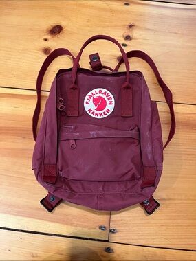 FJALLRAVEN Burgundy Kanken Mini Backpack Zipper Logo